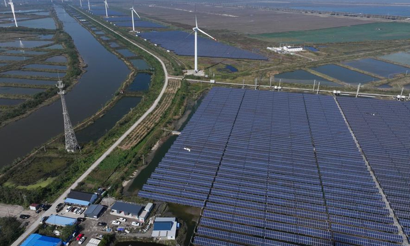 Foto sudut udara yang diambil menggunakan dron pada 3 November 2024 ini memaparkan projek tenaga fotovolta di Kaunti Rudong, Bandar Nantong, Provinsi Jiangsu di timur China. (Xinhua/Li Bo)