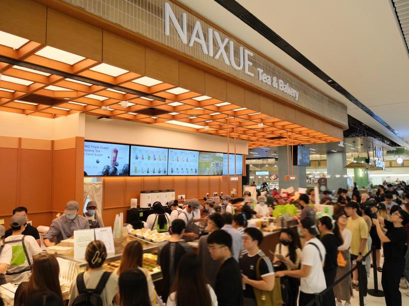 Orang Malaysia beratur untuk membeli minuman di hadapan kedai "Naixue Tea & Bakery". (Foto oleh Chen Xiaolei)