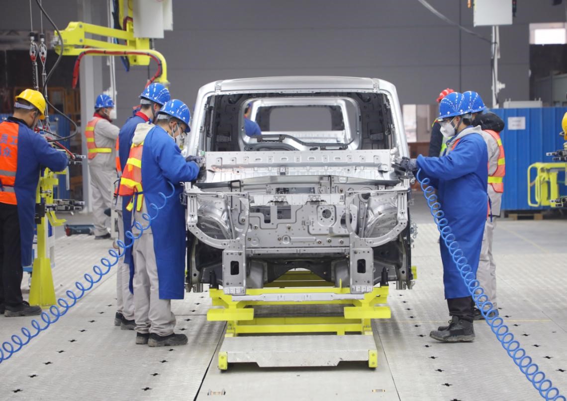 Pekerja sedang mengimpal kenderaan tenaga baharu (NEV) di barisan pengeluaran sebuah kilang pembuatan kereta Chery Holding Group di Wuhu, Provinsi Anhui, timur China pada 12 Disember 2024. (Foto oleh Cheng Yibao)