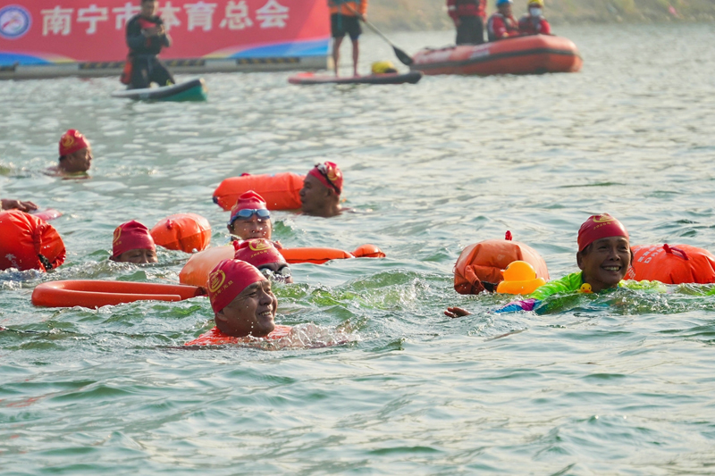 Aksi para perenang di Sungai Yongjiang, bandar Nanning, Wilayah Autonomi Zhuang Guangxi di selatan China pada 1 Januari 2025. (Foto ihsan Biro Sukan Nanning)
