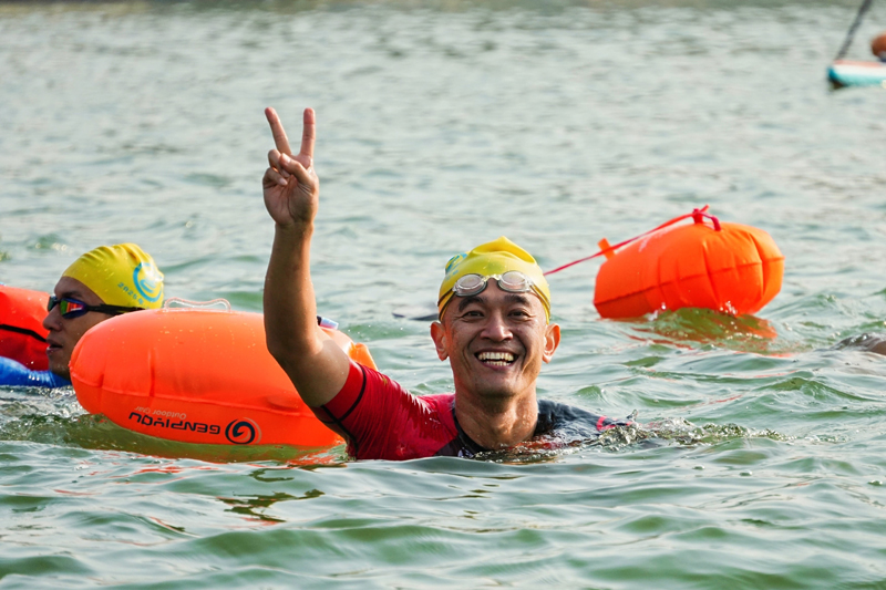 Perenang membuat gaya ketika diambil gambar di Sungai Yongjiang, bandar Nanning, Wilayah Autonomi Zhuang Guangxi di selatan China pada 1 Januari 2025. (Foto ihsan Biro Sukan Nanning)