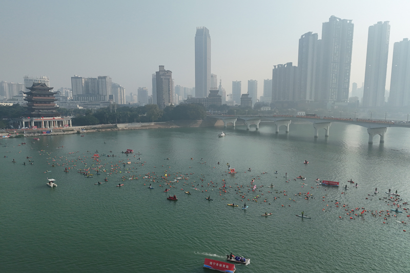 Pemandangan sudut udara memperlihatkan aksi perenang di Sungai Yongjiang, bandar Nanning, Wilayah Autonomi Zhuang Guangxi di selatan China pada 1 Januari 2025. (Foto ihsan Biro Sukan Nanning)  Semua peserta telah diberikan ‘daun hijau’ untuk menulis harapan Tahun Baharu sebelum memulakan acara, dan daun tersebut kemudiannya diletakkan pada pokok setibanya mereka ke garisan penamat.  Nanning terkenal sebagai salah satu pemula bagi aktiviti renang musim sejuk di China. Dengan penganjuran acara renang musim sejuk pada Tahun Baharu, ia sekali gus menandakan bermulanya aktiviti kesihatan untuk sepanjang 2025 di Nanning.