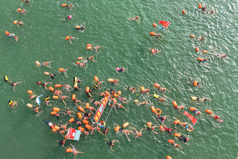 Pemandangan sudut udara memperlihatkan aksi perenang di Sungai Yongjiang, bandar Nanning, Wilayah Autonomi Zhuang Guangxi di selatan China pada 1 Januari 2025. (Foto ihsan Biro Sukan Nanning)