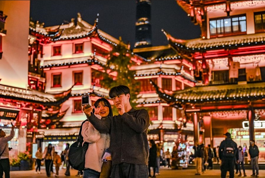 Dua pelancong dari Korea Selatan datang ke Yuyuan Garden Mall di Shanghai timur China pada 4 Disember 2024. (Chen Haoming/Xinhua)