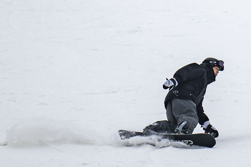 Seorang pelancong bermain ski di pusat peranginan ski di kaunti Badong, Kawasan Autonomi Miao dan Enshi Tujia di Provinsi Hubei, tengah China, pada 26 Disember 2024. (Xinhua/Wu Zhizun)