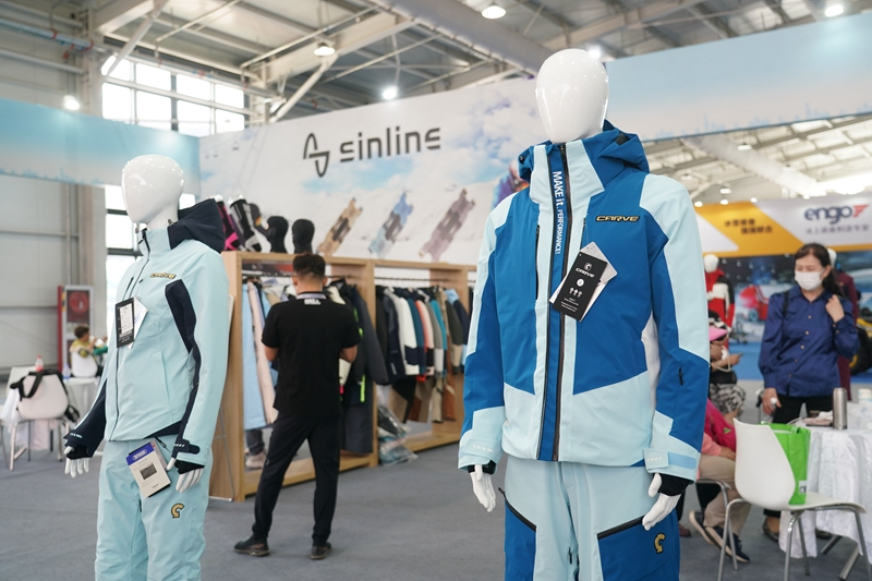 Foto menunjukkan sut ski dipamerkan semasa Ekspo Sukan Musim Sejuk Dunia (Beijing) 2023 pada 15 September 2023. (Xinhua/Ren Chao)