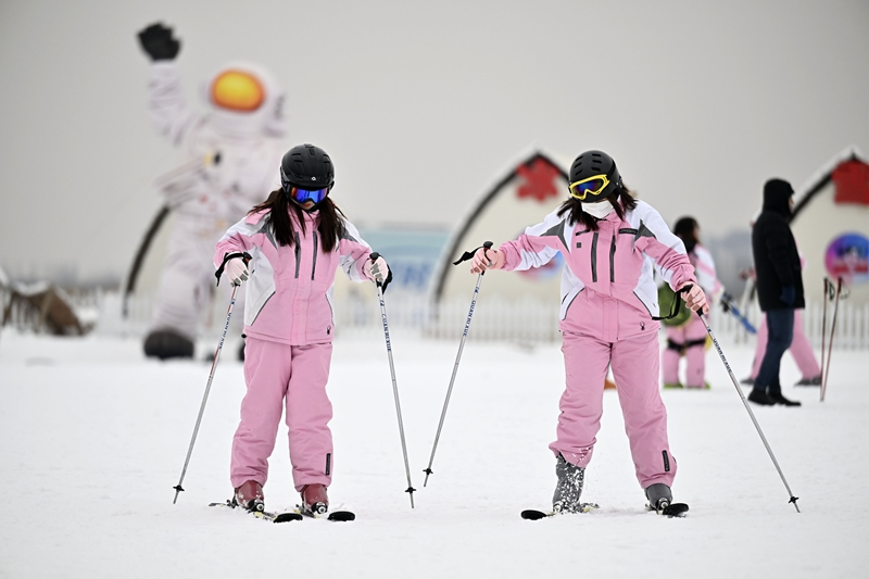 Pelancong ski di resort ski di bandar Yinchuan, Wilayah Autonomi Ningxia Hui, di barat laut China, pada 22 Disember 2024. (Xinhua/Wang Peng)