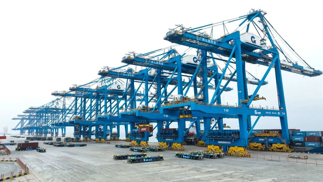 Foto memperlihatkan terminal kontena automatik di Pelabuhan Qinzhou, Wilayah Autonomi Zhuang Guangxi di selatan China. (Oleh Zhang Ailin)