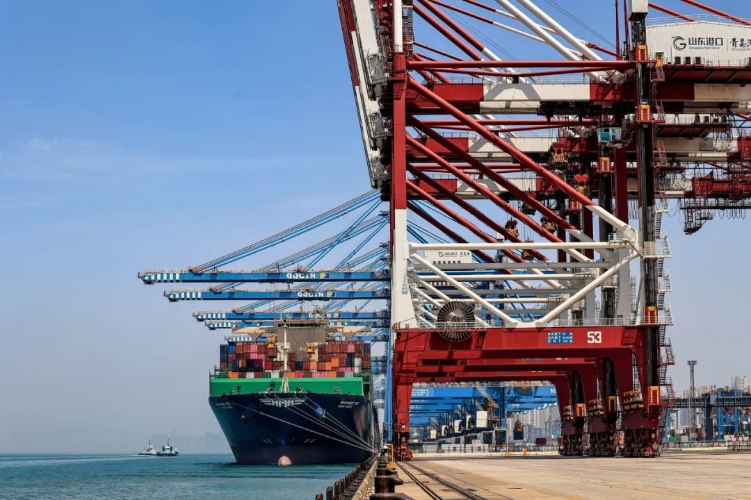 Foto memperlihatkan kren sedang mengangkut kontena ke dalam kapal kontena di sebuah terminal automatik di Pelabuhan Qingdao, Provinsi Shandong, di timur China. (Xinhua/Han Jiajun)