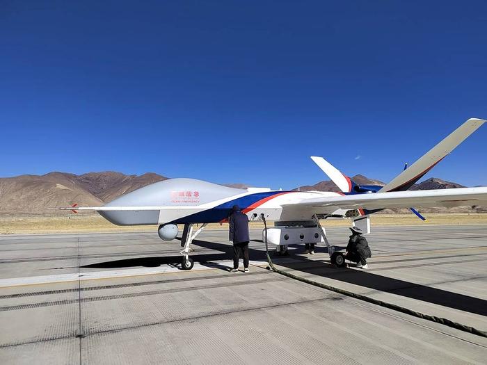 Gambar ini menunjukkan pesawat tanpa pemandu jenis Wing Loong-2H bersedia di Lapangan Terbang Heping (Peace) Xigaze, Wilayah Autonomi Xizang. 