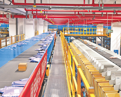 Bungkusan sedang diisih oleh mesin pengisih pintar di tapak penghantaran ZTO Express di pekan Suxi, bandar Yiwu, Provinsi Zhejiang, di timur China. (Foto/Li Jianfeng)