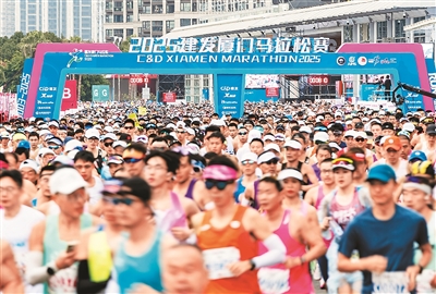 Peserta memulakan larian di garisan permulaan pada Xiamen Marathon 2025 di Xiamen, Provinsi Fujian, tenggara China pada 5 Januari 2024. (Xinhua/Wei Peiquan)