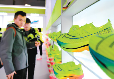 Seorang pengunjung sedang memilih kasut larian pada Ekspo Maraton China ke-6 di Xiamen, Provinsi Fujian di tenggara China. (Xinhua/Wei Peiquan)