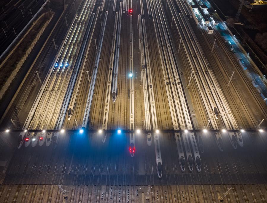Sekeping gambar sudut udara bertarikh 14 Januari 2024 memaparkan kereta api laju di sebuah tapak penyelenggaraan di Nanjing, Provinsi Jiangsu, timur China. (Xinhua/Yang Suping)