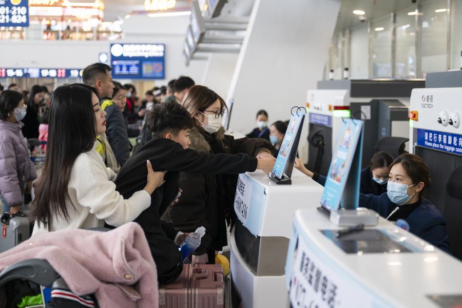 Penumpang sedang beratur untuk mendaftar masuk di Lapangan Terbang Antarabangsa Tianhe Wuhan, Provinsi Hubei pada 14 Januari 2025. (Xinhua/Wu Zhizun)