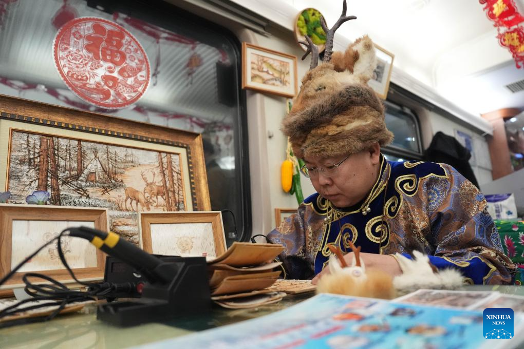 Du Hui, pewaris teknik pembuatan sulaman jarum api kulit kayu birch sedang menghasilkan satu seni tradisional tersebut. (Xinhua/Wang Song)