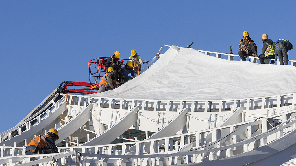 Para pekerja sedang sibuk bertugas di hab pengangkutan Stesen Sub-pusat Beijing. (foto/VCG)