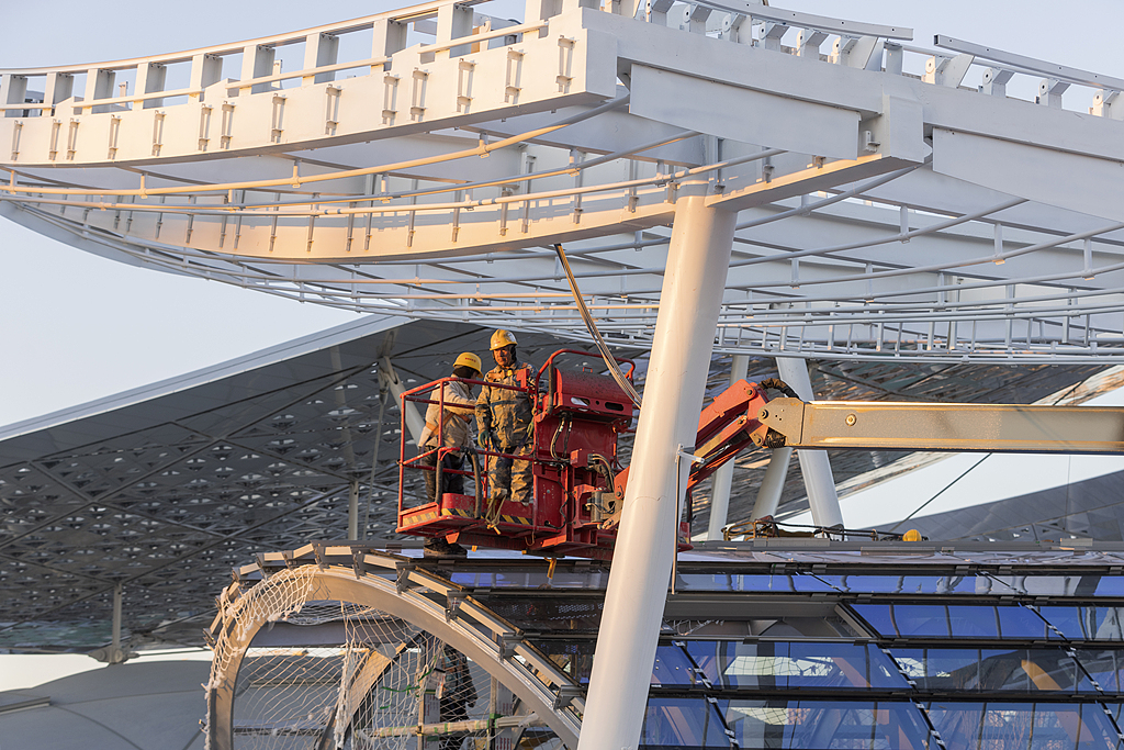 Para pekerja sedang sibuk bertugas di hab pengangkutan Stesen Sub-pusat Beijing. (foto/VCG)