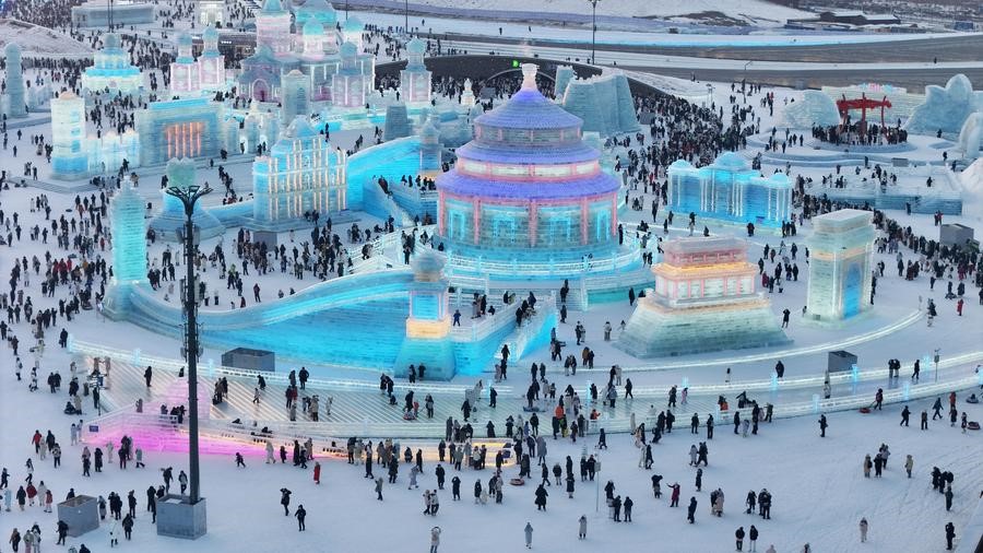 Foto dron ini memaparkan pemandangan Dunia Ais-Salji Harbin di Harbin, provinsi Heilongjiang, timur laut China, 21 Disember 2024. (Xinhua/Wang Song)