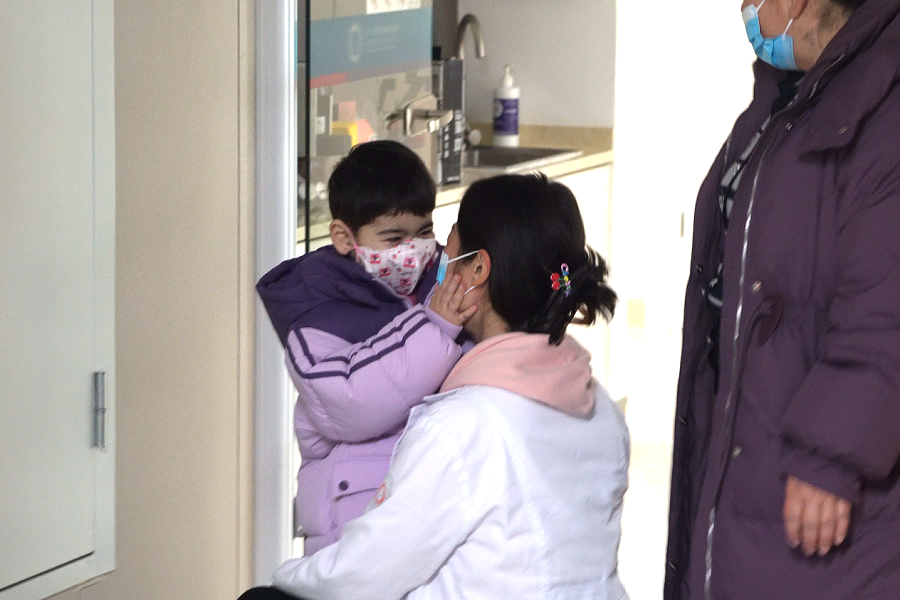 Sebelum berpisah, Yiyi meraup wajah Mama Zhao. (People’s Daily Online/Chen Luxun)