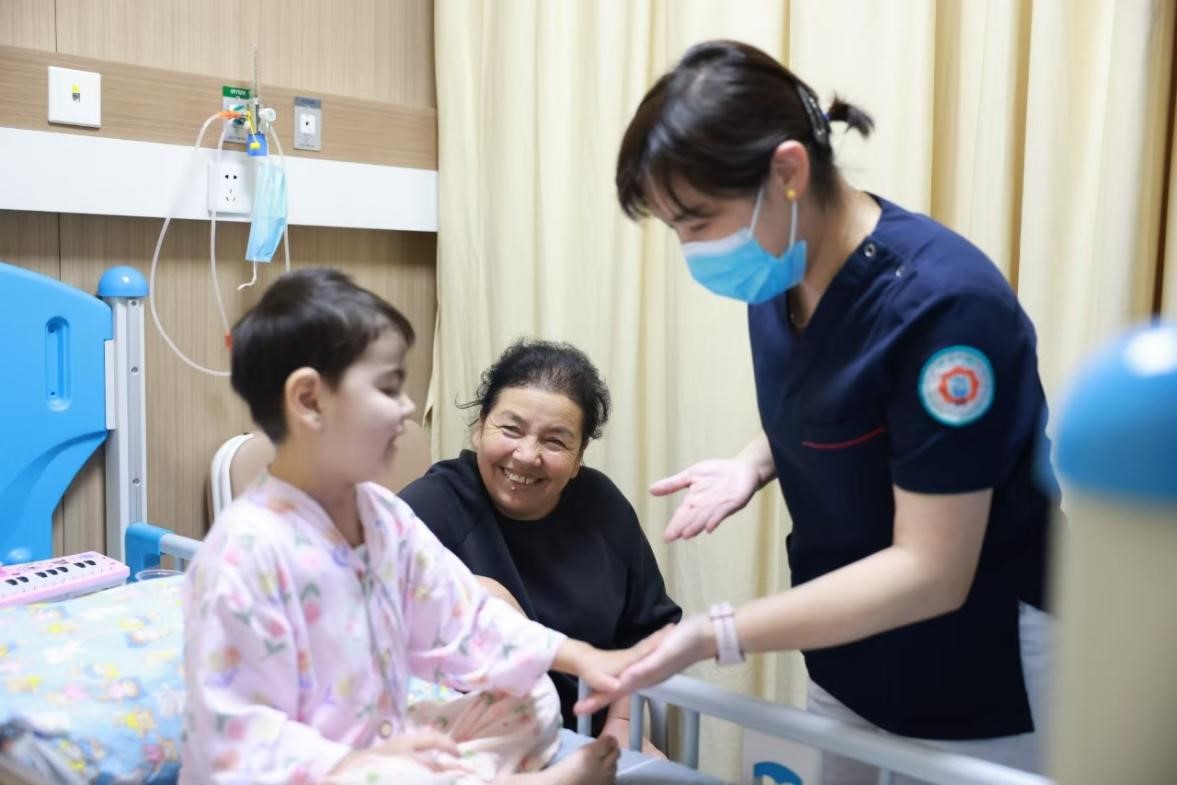 Yiyi, ibunya (tengah) dan Mama Shan (kanan) di wad. (Foto ihsan Hospital Kanak-kanak Universiti Zhejiang)