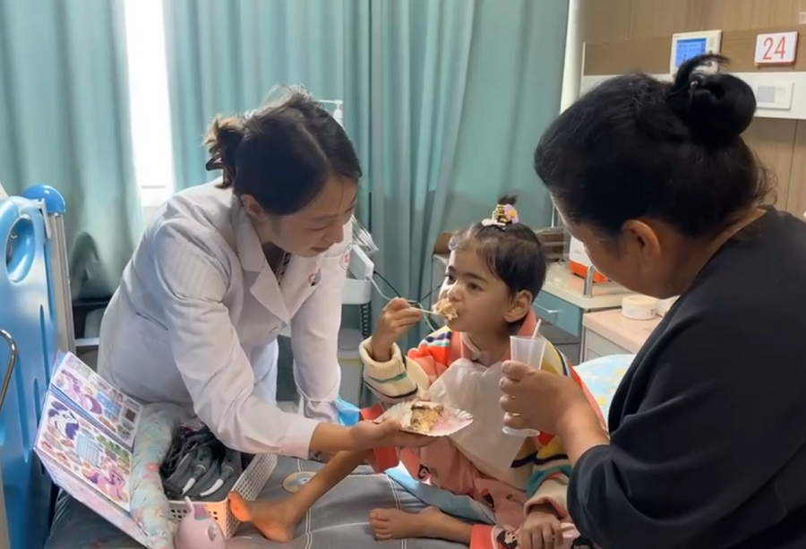Yiyi menikmati kek hari jadi. (Foto ihsan Hospital Kanak-kanak Universiti Zhejiang)