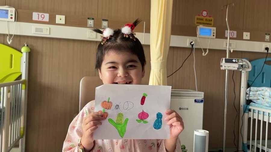 Berkat jagaan rapi, keadaan mental Yiyi bertambah baik. (Foto ihsan Hospital Kanak-kanak Universiti Zhejiang)