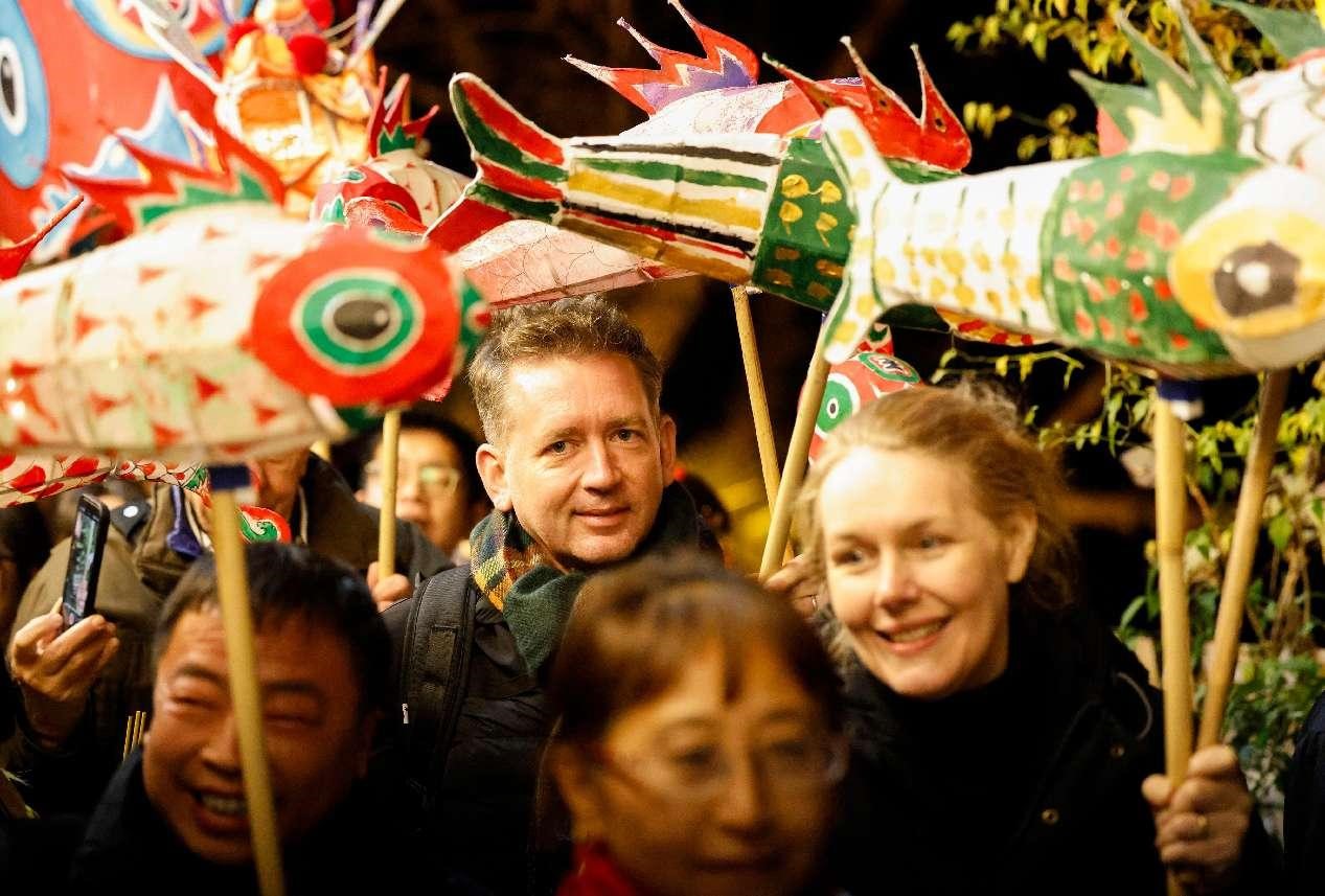 Pelancong dari Belanda menyertai pesta tanglung di sebuah kampung purba di daerah Huizhou, Huangshan, Provinsi Anhui di timur China pada 26 Disember 2024. (People’s Daily Online/Shi Yalei)