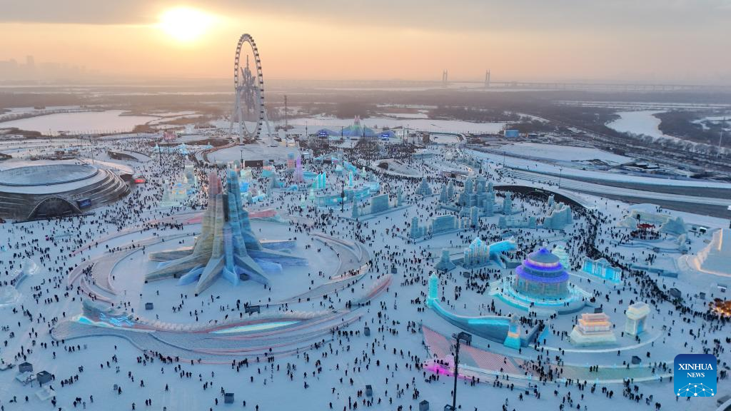 Foto yang diambil menggunakan dron ini memaparkan pemandangan Dunia Ais dan Salji di Harbin, Provinsi Heilongjiang di timur laut China pada 21 Disember 2024. (Xinhua/Wang Song)