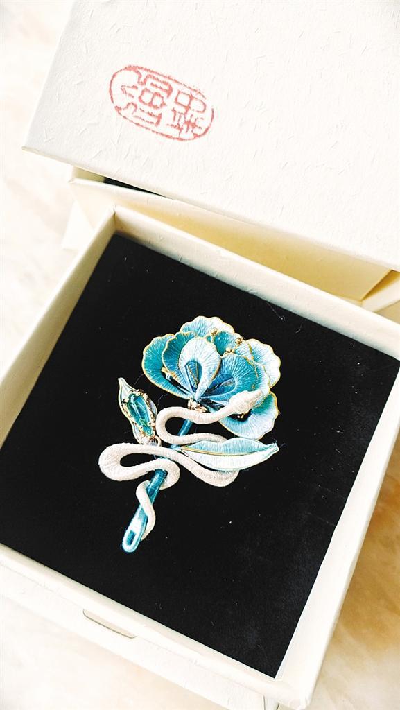 Produk bunga dibaluti sutera yang dihasilkan Sun Ying. (Foto dari Xi’an Evening News, ihsan penemuduga)