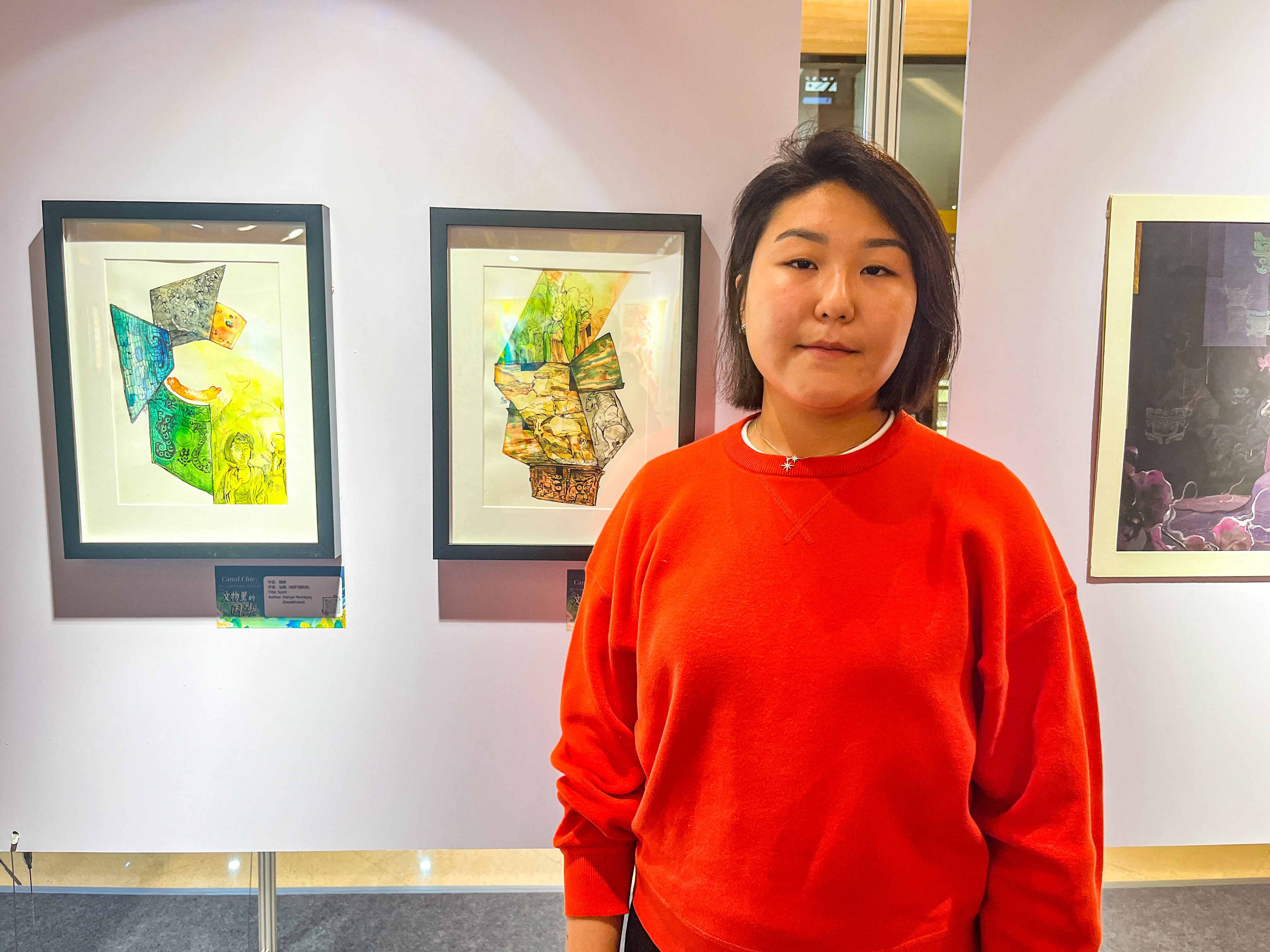 Daniya Yerinkyzy, seorang artis dan pereka grafik dari Kazakhstan, bergambar dengan karya beliau oleh warisan budaya China di Beijing pada 22 Januari 2025. (Xian Jiangnan)