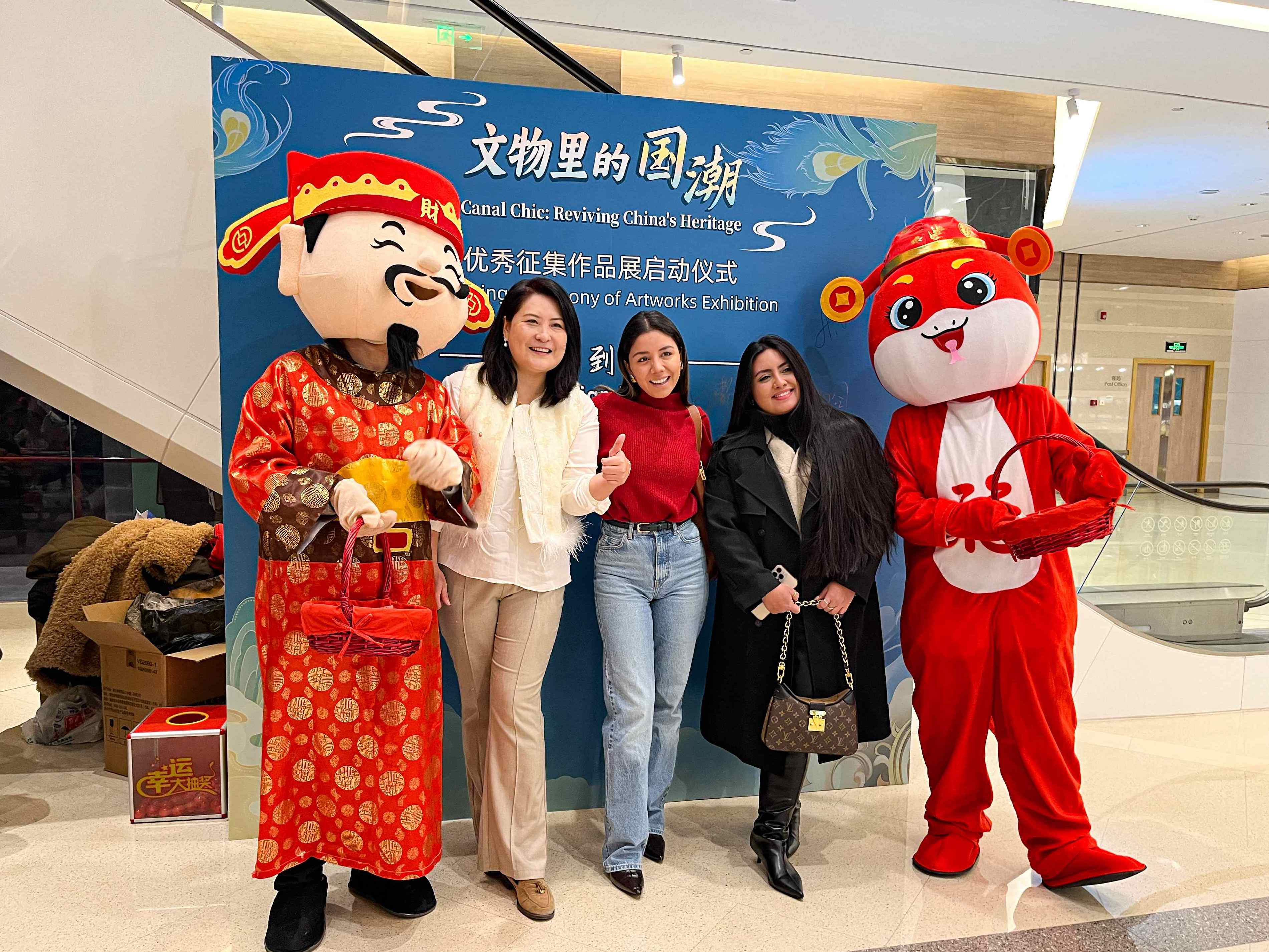 Tetamu bergambar dengan maskot di Majlis Pelancaran Pameran dan Perkongsian Karya Seni "Canal Chic: Reviving China's Heritage" di Beijing pada 22 Januari 2025. (Xian Jiangnan)