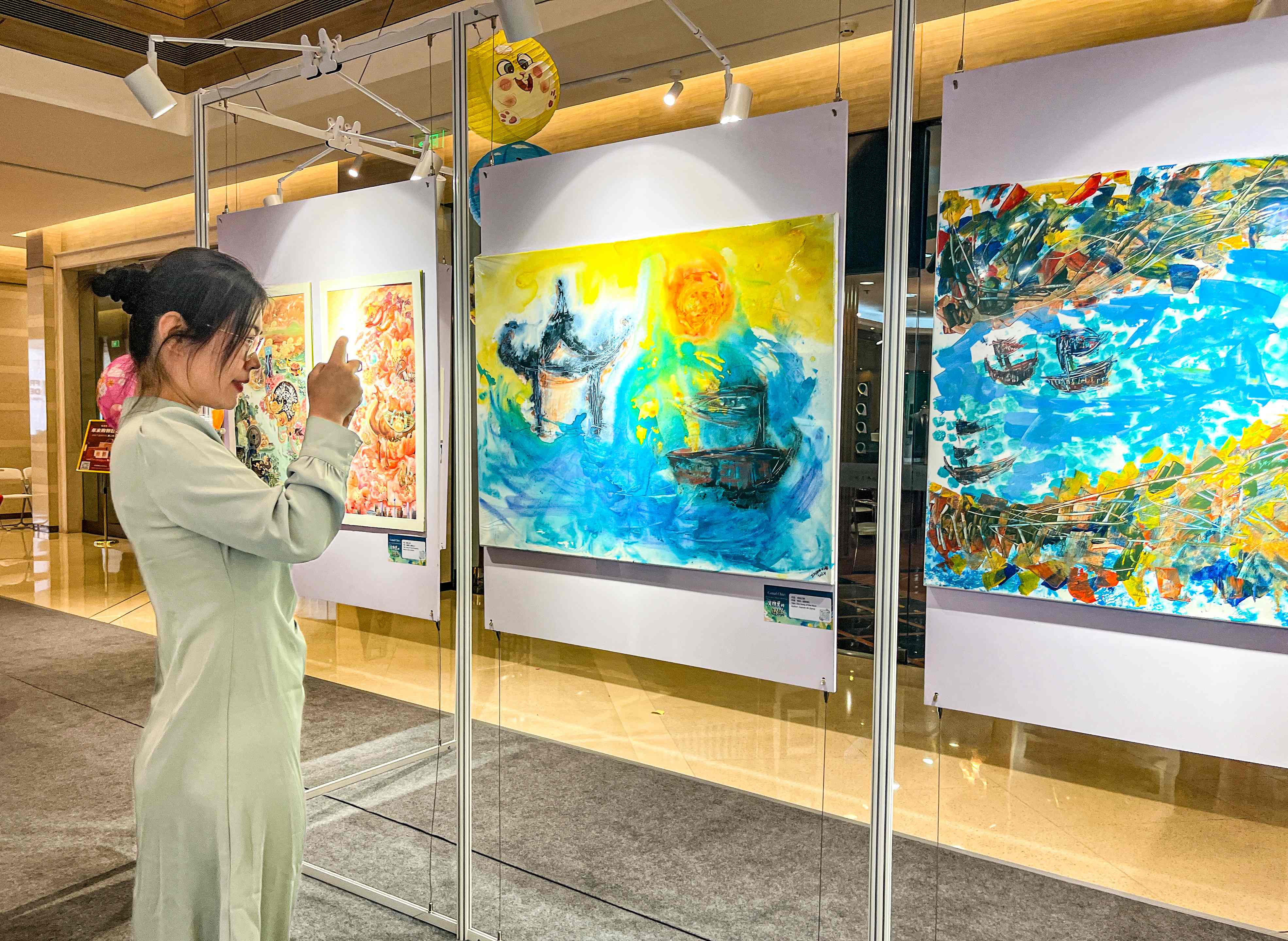 Seorang pelawat mengambil gambar karya seni di pameran di Beijing pada 22 Januari 2025. (Xian Jiangnan)