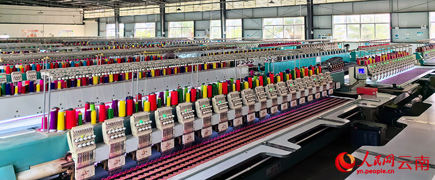 Gambar menunjukkan bengkel sulaman yang dimiliki oleh Syarikat Sulaman Etnik Wenshan Yufurong di Provinsi Yunnan, barat daya China. (People’s Daily Online/Li Sha)