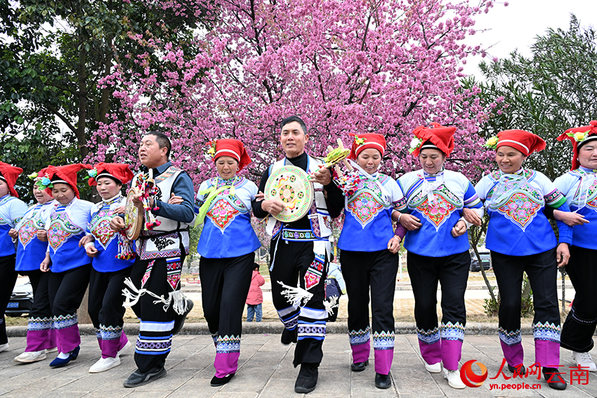 Penduduk kampung, mengenakan kostum etnik, menyanyi dan menari bagi menyambut TBC atau Festival Musim Bunga di sebuah perkampungan etnik Yi di perbandaran Weimo, kaunti Yanshan, Wilayah Autonomi Miao dan Wenshan Zhuang, Provinsi Yunnan, barat daya China. (People’s Daily Online/Xiong Pingxiang)