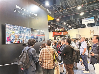 Peminat teknologi sedang memerhatikan produk kamera aksi jenama Insta360 pada CES 2025 di Amerika Syarikat. (People’s Daily Online/Wang Ying)