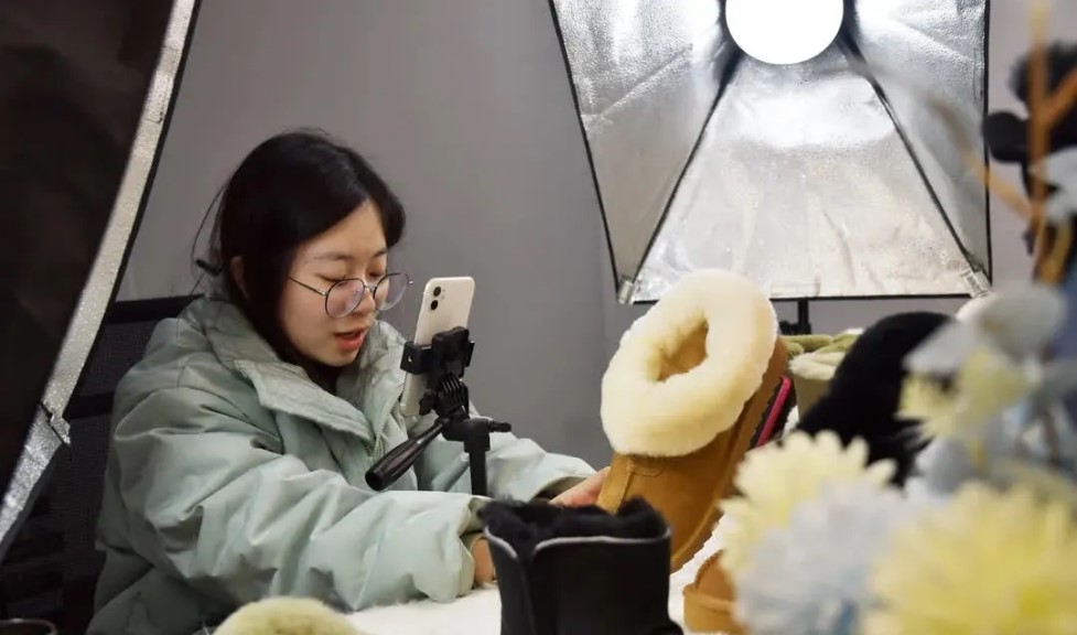 Seorang wanita sedang mempromosi but salji yang dihasilkan di Gaoqiao menerusi penstriman langsung di bandar Zhenjiang, Provinsi Jiangsu, di timur China. (Foto ihsan akaun WeChat Jawatankuasa Parti Komunis China Perbandaran Zhenjiang.