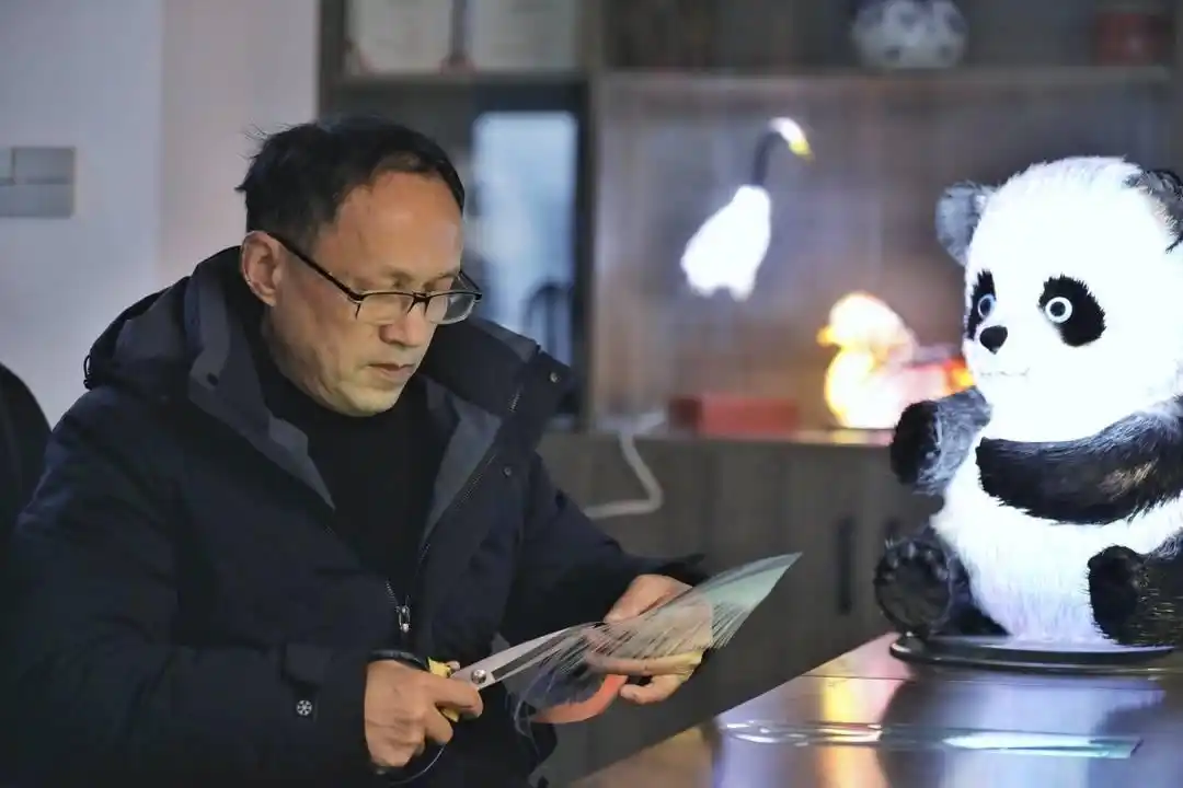 Foto Liu Juncai sedang membuat tanglung. (Foto oleh thecover.cn)