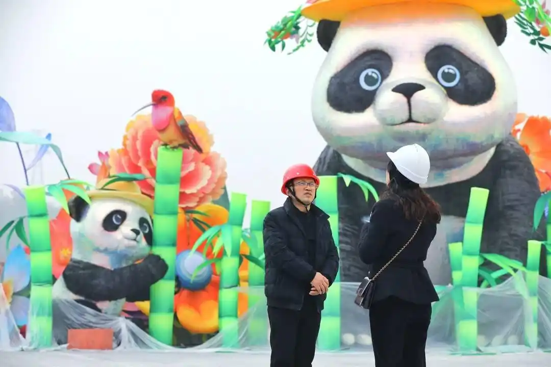 Foto menunjukkan Liu Juncai berada di hadapan tanglung yang dipamerkan semasa Pameran Tanglung Antarabangsa ke-31 di Zigong, Provinsi Sichuan. (Foto oleh thecover.cn)
