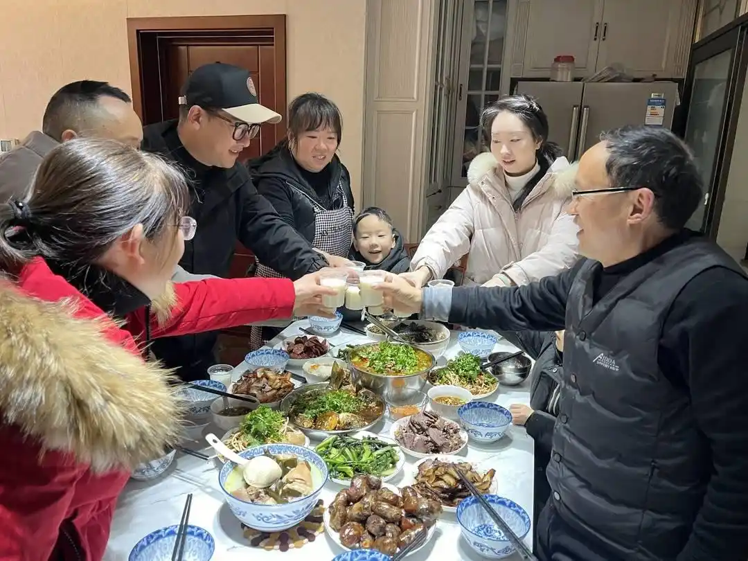 Foto menunjukkan Liu Juncai menikmati jamuan makan malam pada ambang Tahun Baru Cina bersama-sama dengan keluarganya. (Foto oleh thecover.cn)