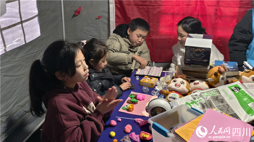 Gambar kanak-kanak sedang bermain.