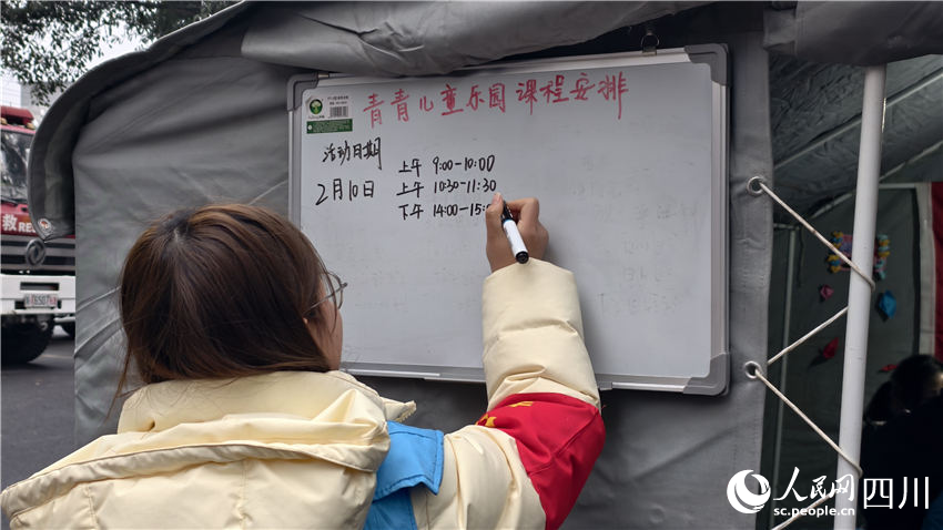 Tanah Runtuh Sichuan: Tempat Permainan di Kawasan Penempatan Sementara Ukir Senyuman Pada Wajah Kanak-kanak