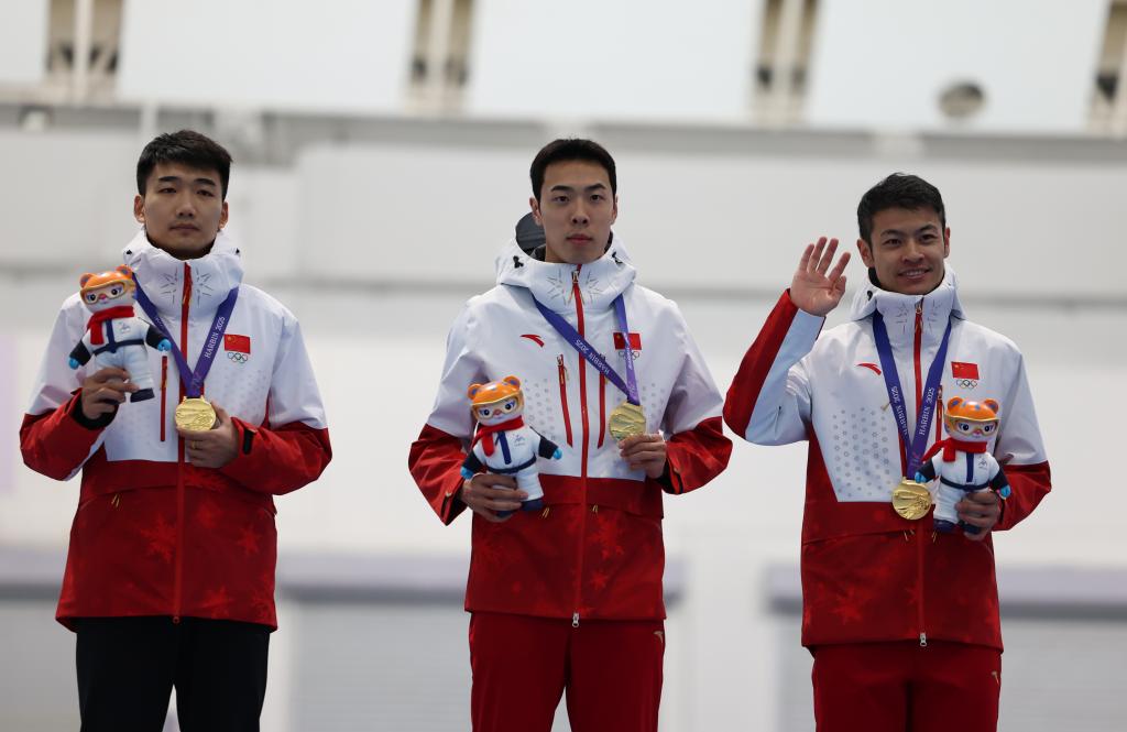 Gao Tingyu (kiri), Lian Ziwen (tengah) dan Ning Zhongyan dari China bergambar di podium selepas perlawanan akhir pecut berpasukan lelaki acara luncur laju di Sukan Asia Musim Sejuk ke-9 di Harbin, Provinsi Heilongjiang, timur laut China, 10 Februari 2025. (Xinhua/Wang Kaiyan)