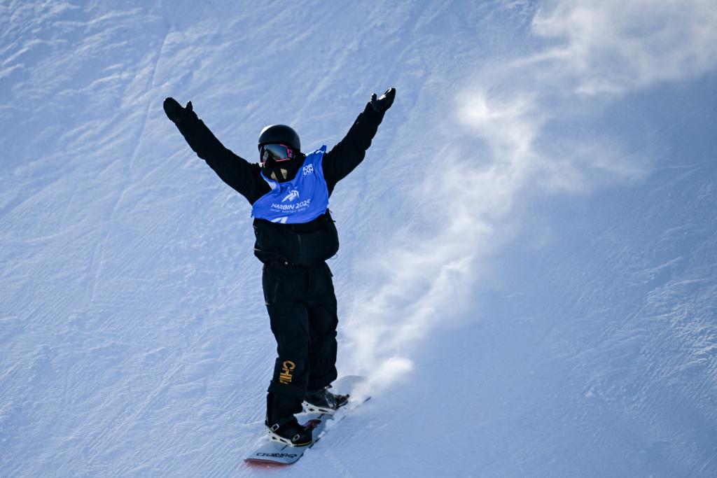 Yang Wenlong dari China meraikannya semasa perlawanan akhir luncur gaya bebas lelaki di Sukan Musim Sejuk Asia ke-9 di Yabuli, Provinsi Heilongjiang, timur laut China, 10 Februari 2025. (Xinhua/Mu Yu)