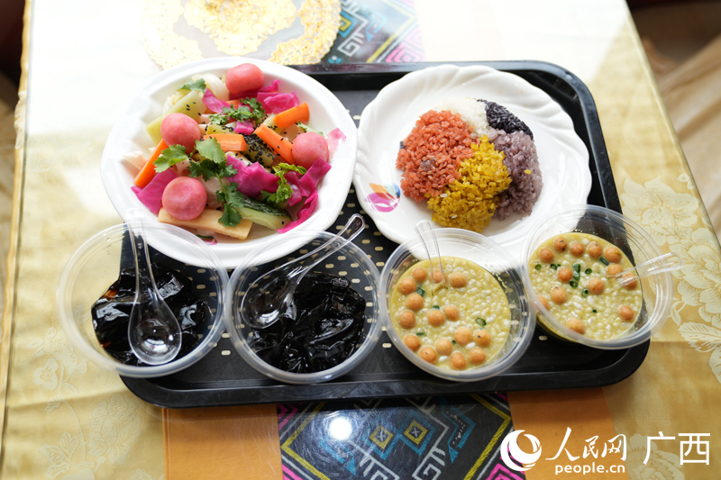 Kereta Api di Guangxi Lancar Hidangan Tradisional Buat Penumpang