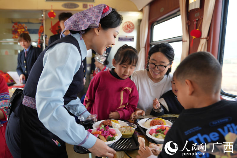 Kereta Api di Guangxi Lancar Hidangan Tradisional Buat Penumpang