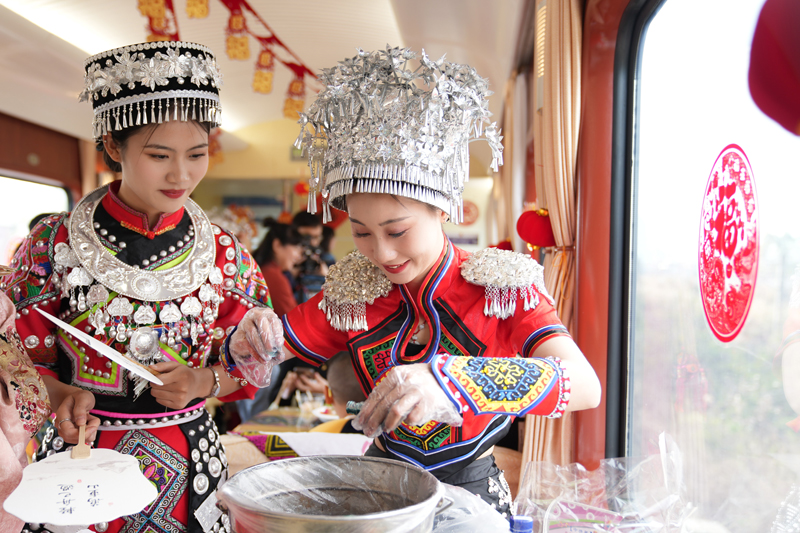Kereta Api di Guangxi Lancar Hidangan Tradisional Buat Penumpang