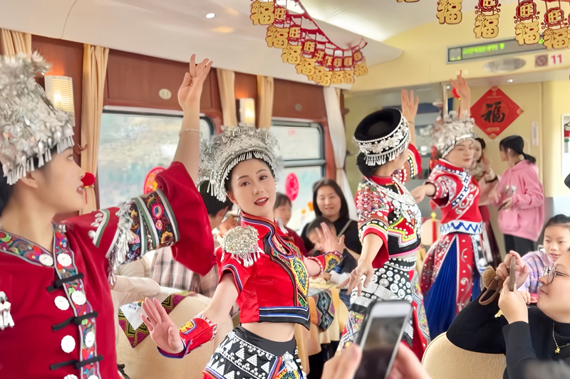 Kereta Api di Guangxi Lancar Hidangan Tradisional Buat Penumpang