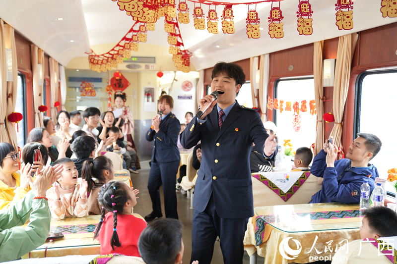 Kereta Api di Guangxi Lancar Hidangan Tradisional Buat Penumpang