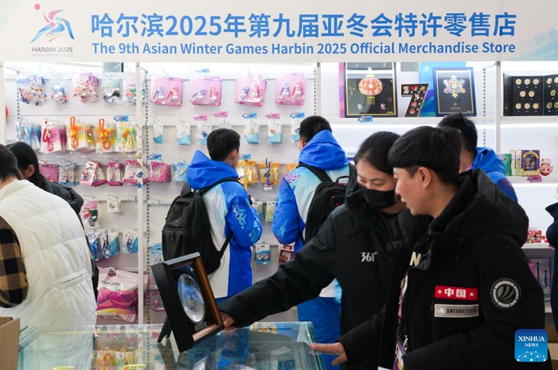 Pelanggan sedang memilih cenderahati di sebuah kedai dagangan rasmi di pusat media utama AWG 2025 di Harbin, Provinsi Heilongjiang pada 5 Februari. (Foto Xinhua)